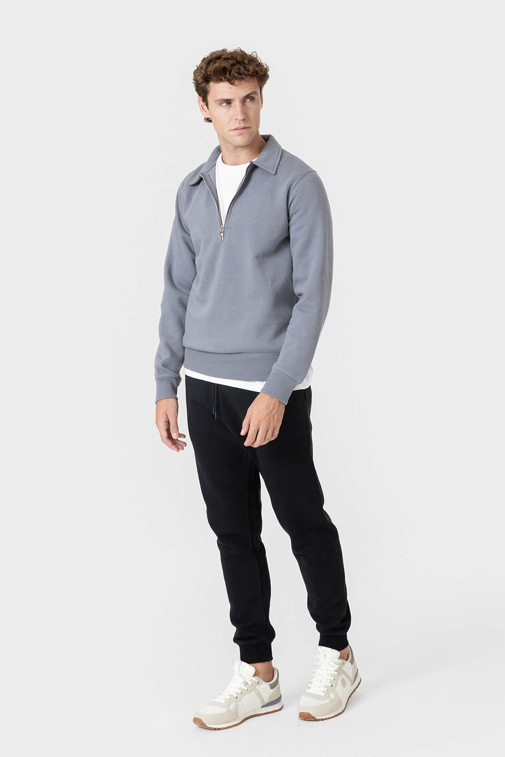 Sudadera celeste de hombre con cuello polo y cremallera