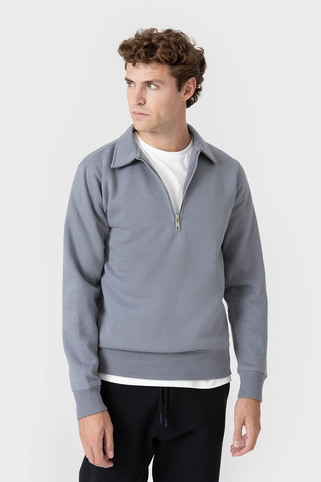 Sudadera celeste de hombre con cuello polo y cremallera