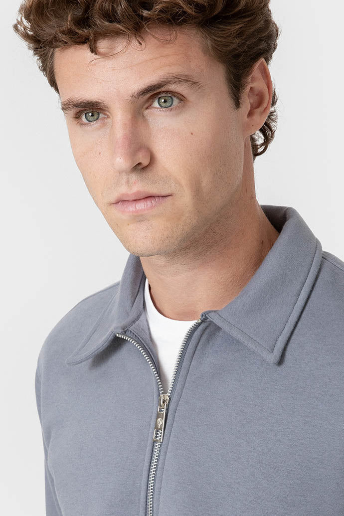 Sudadera celeste de hombre con cuello polo y cremallera