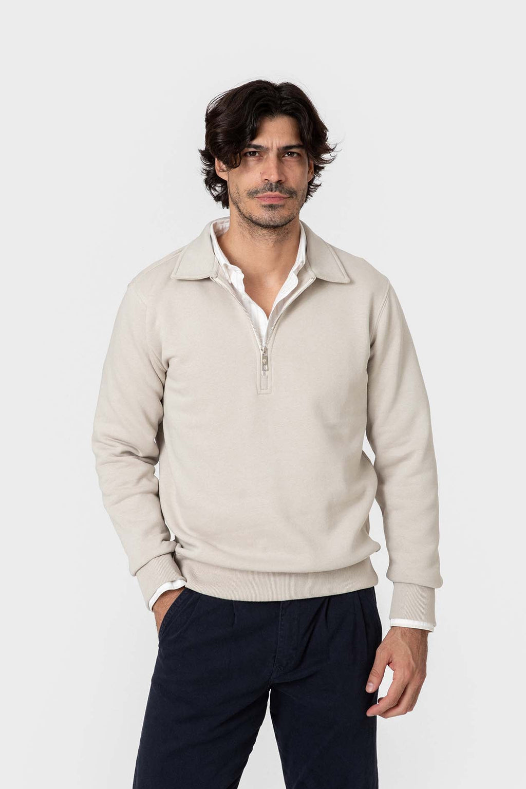 Sudadera beige de hombre con cuello polo y cremallera