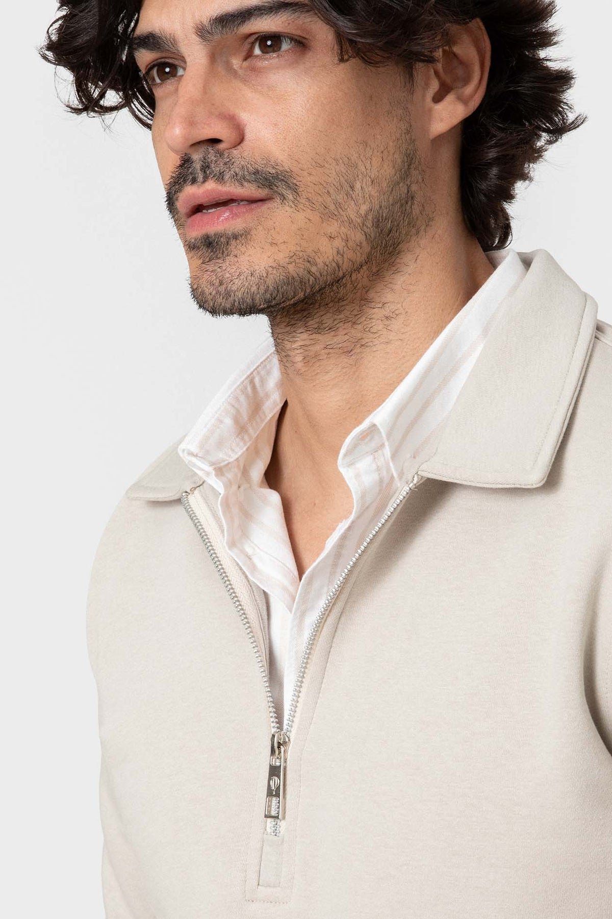 Sudadera beige de hombre con cuello polo y cremallera