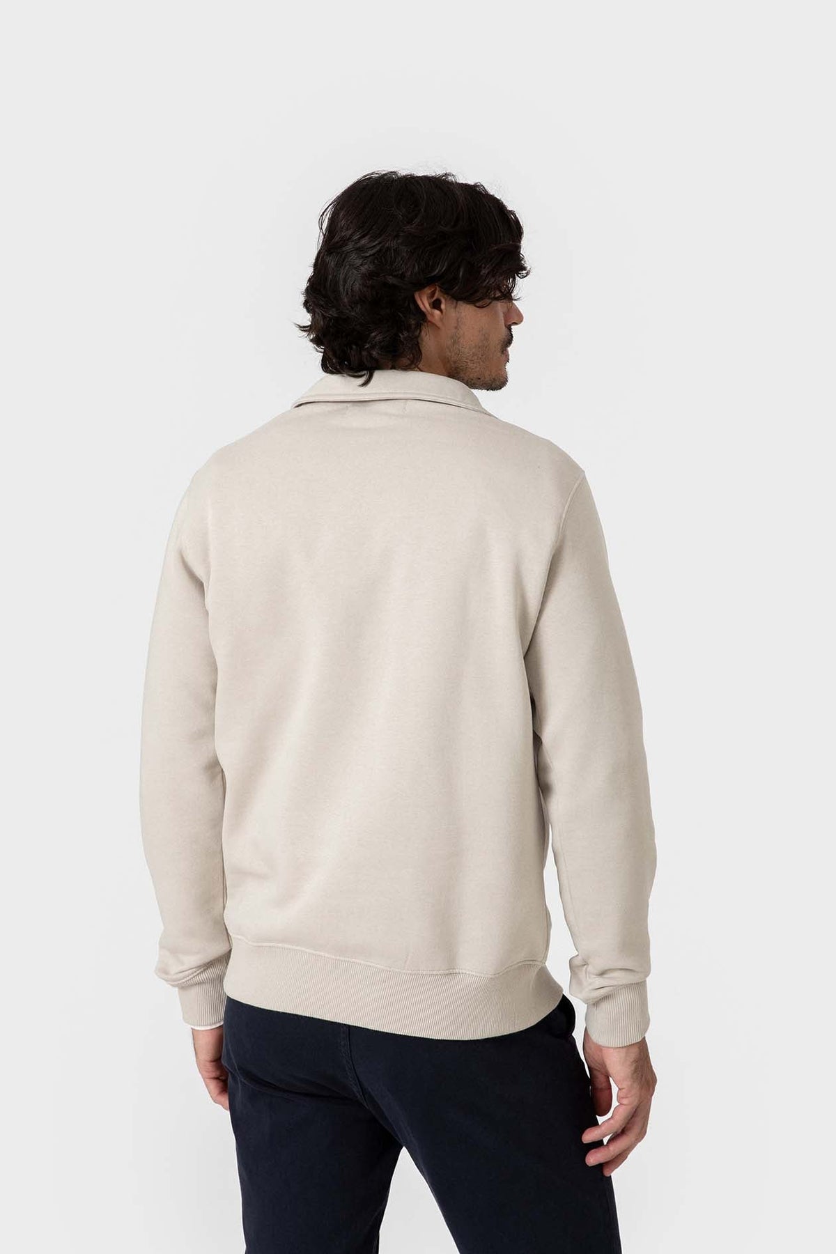 Sudadera beige de hombre con cuello polo y cremallera