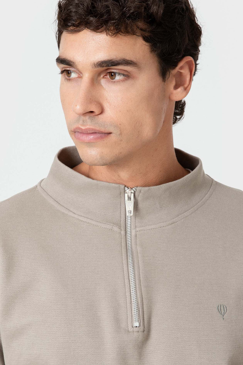 Sudadera beige de algodón con cuello chimenea para hombre