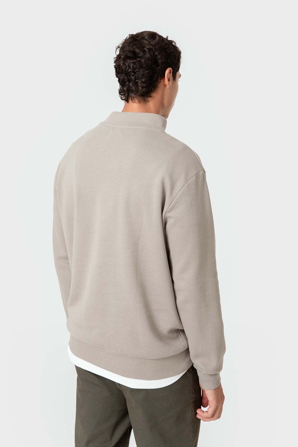 Sudadera beige de algodón con cuello chimenea para hombre