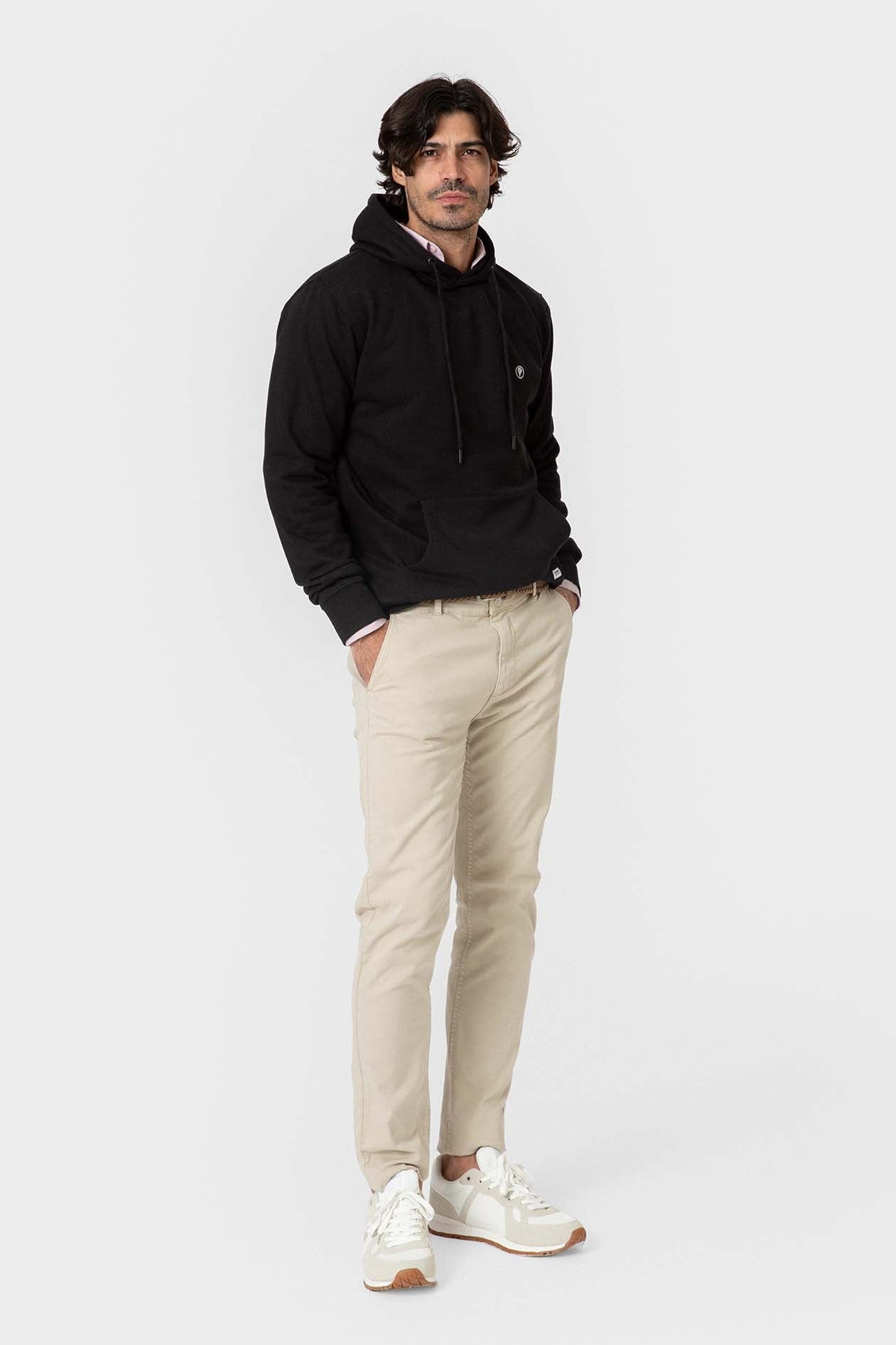Sudadera negra con capucha y bolsillo canguro para hombre