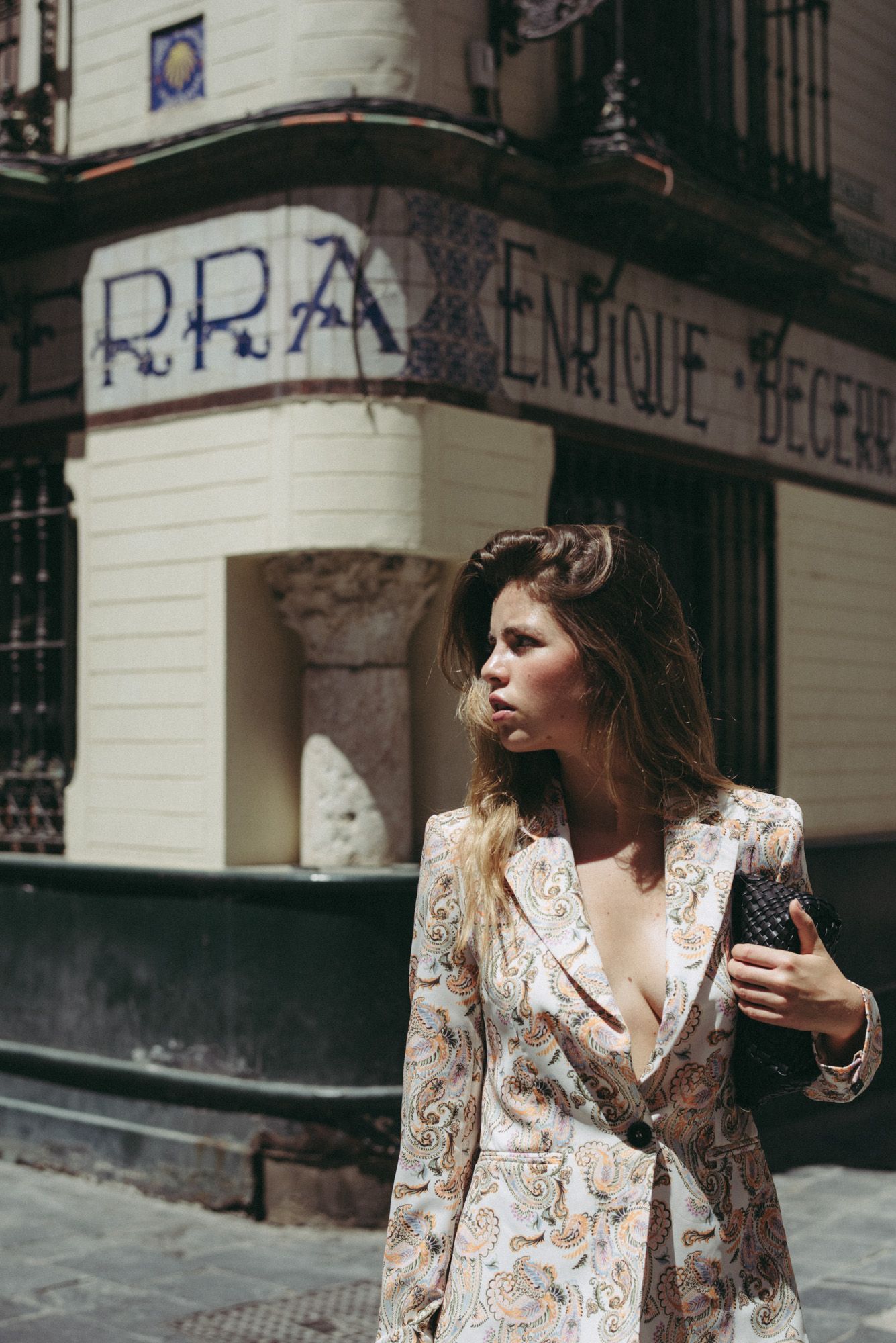 Blazer de mujer con estampado paisley, elegante y estructurada. Diseño Made in Spain.