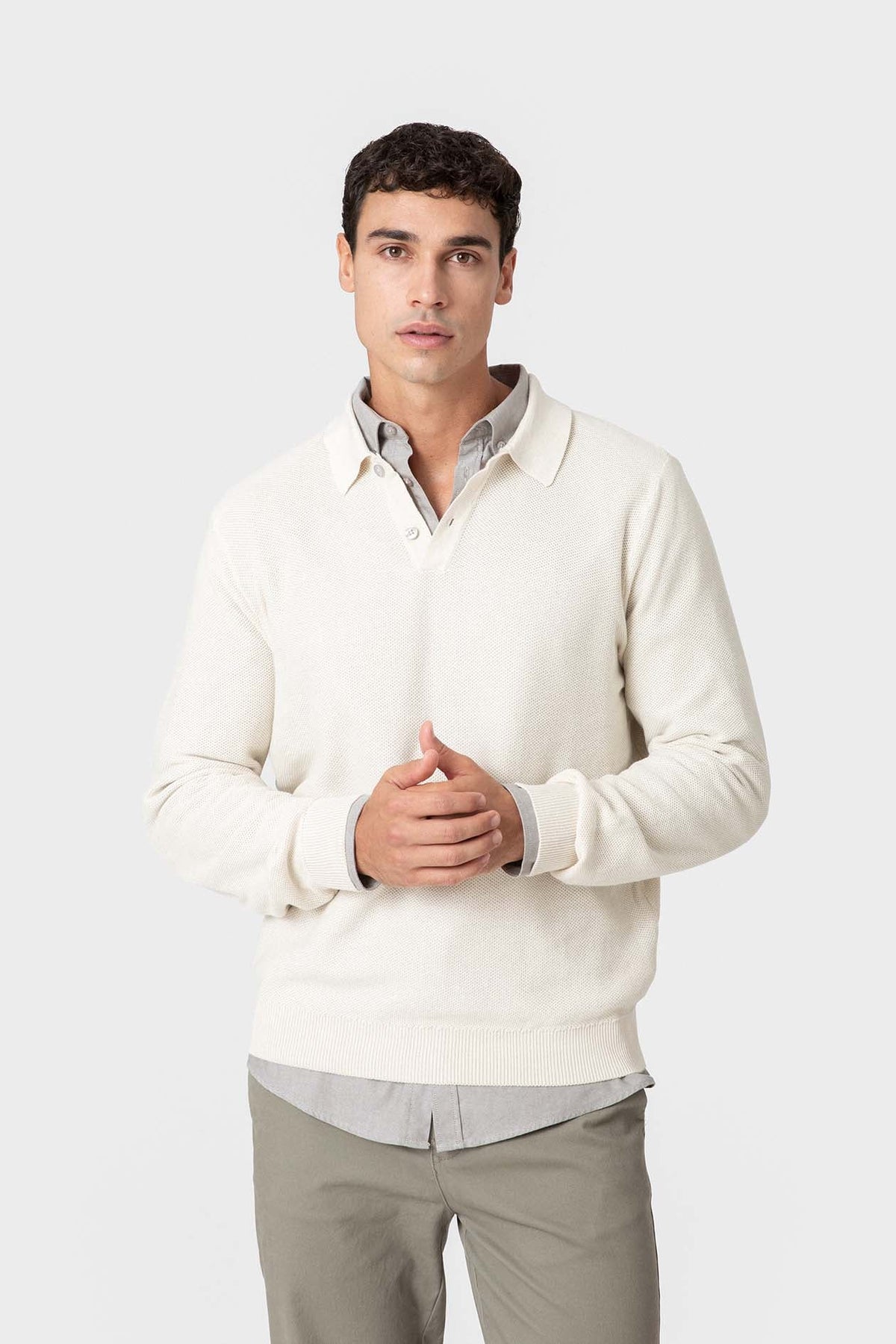 Jersey blanco de hombre con cuello polo y textura nido de abeja