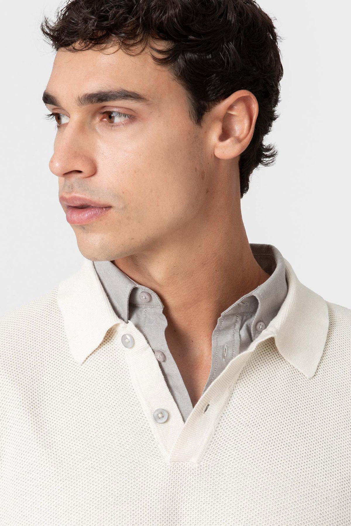 Jersey blanco de hombre con cuello polo y textura nido de abeja