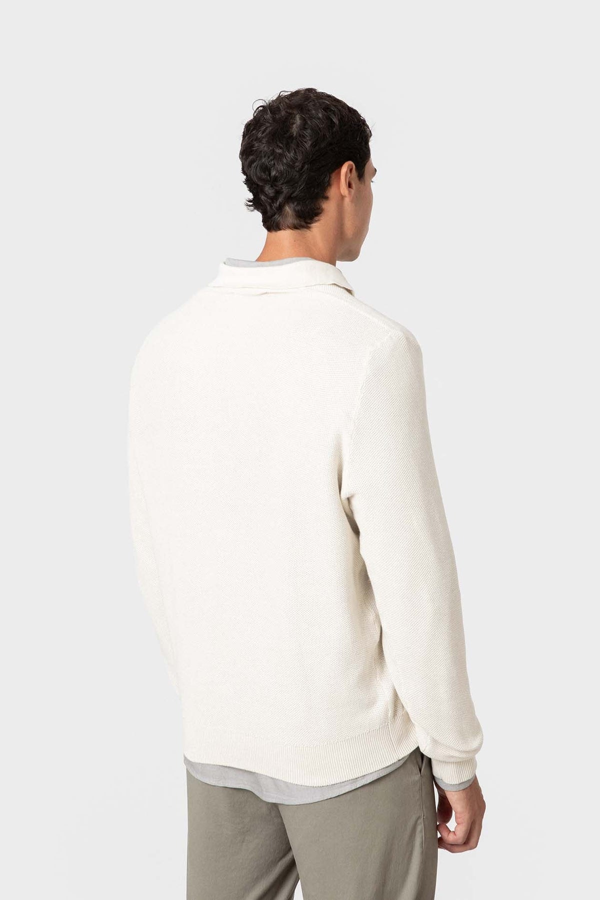 Jersey blanco de hombre con cuello polo y textura nido de abeja
