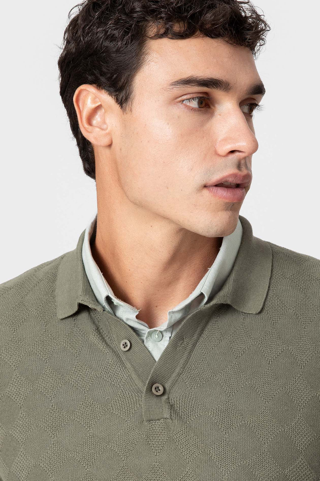 Jersey verde con cuello polo y textura de rombos para hombre