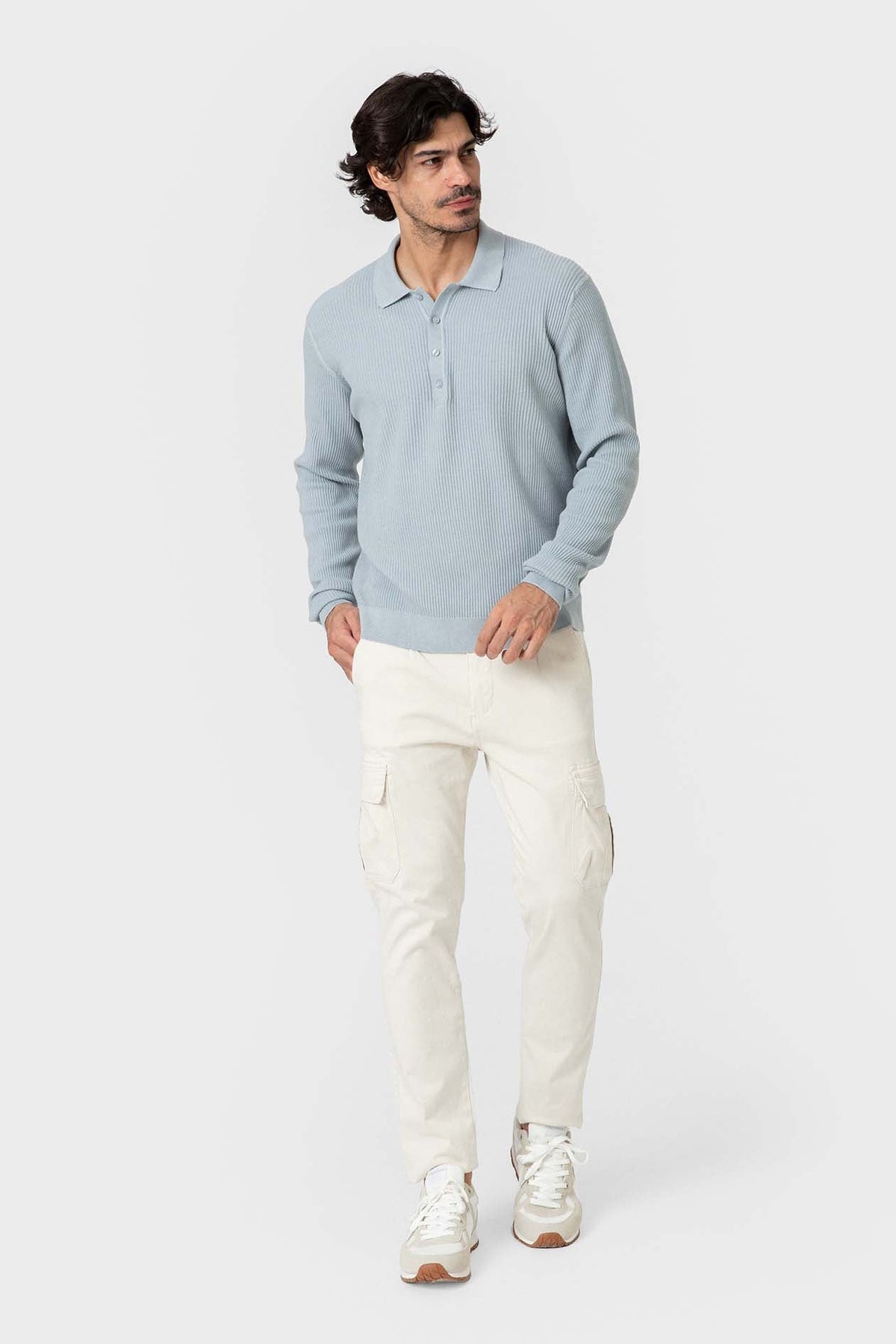 Jersey celeste de canalé con cuello camisero para hombre