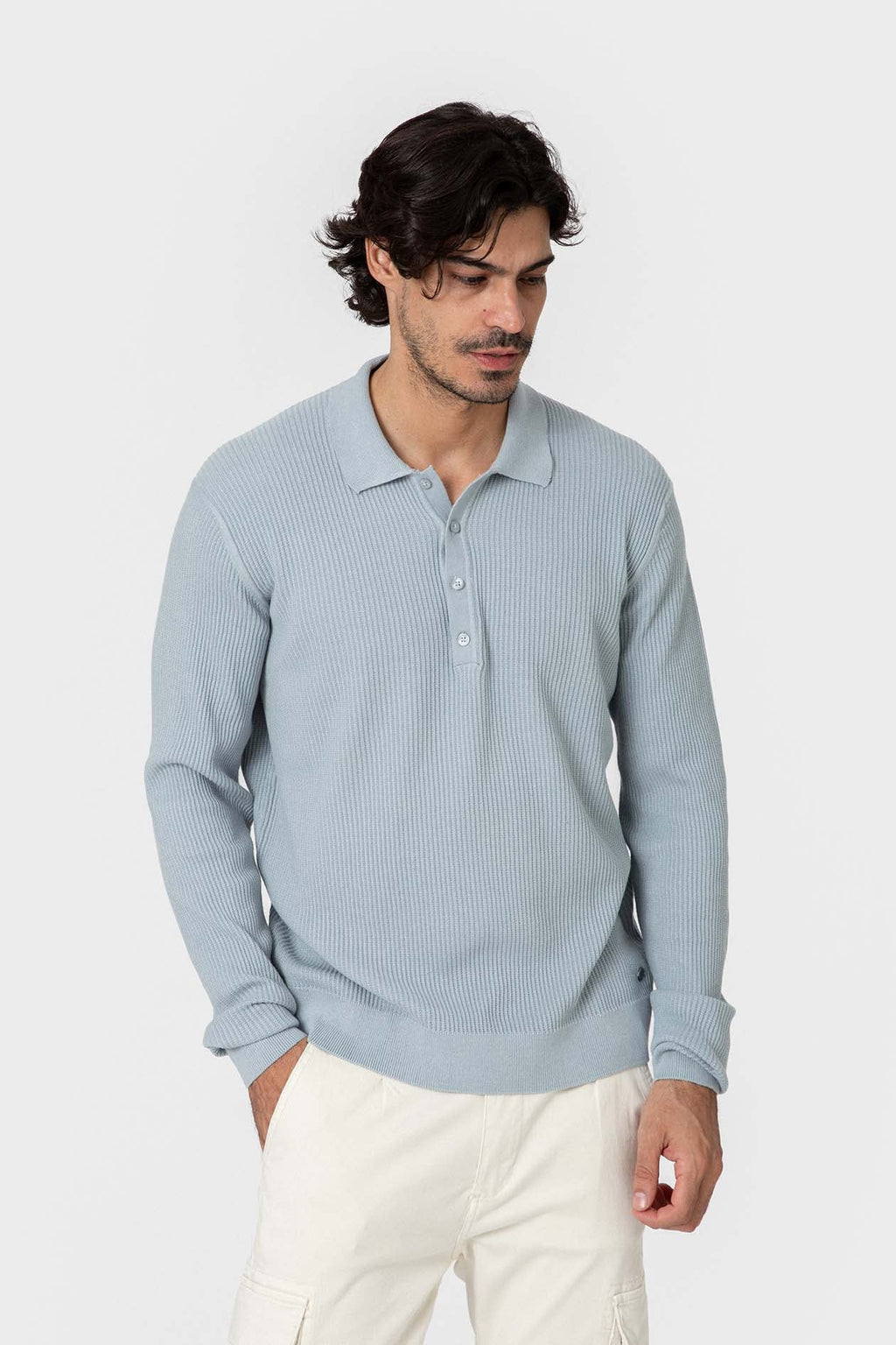 Jersey celeste de canalé con cuello camisero para hombre