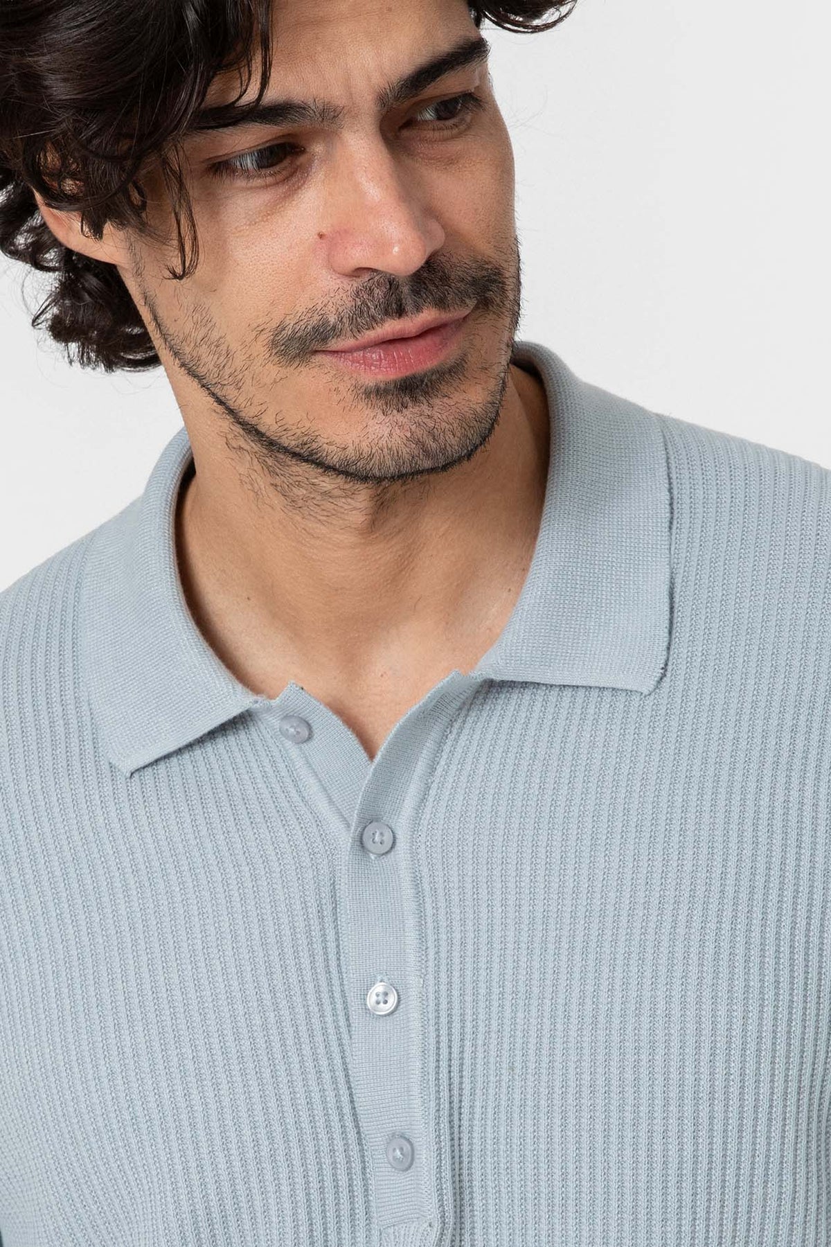 Jersey celeste de canalé con cuello camisero para hombre
