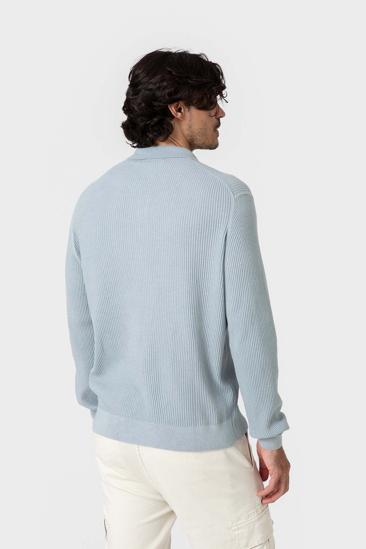Jersey celeste de canalé con cuello camisero para hombre