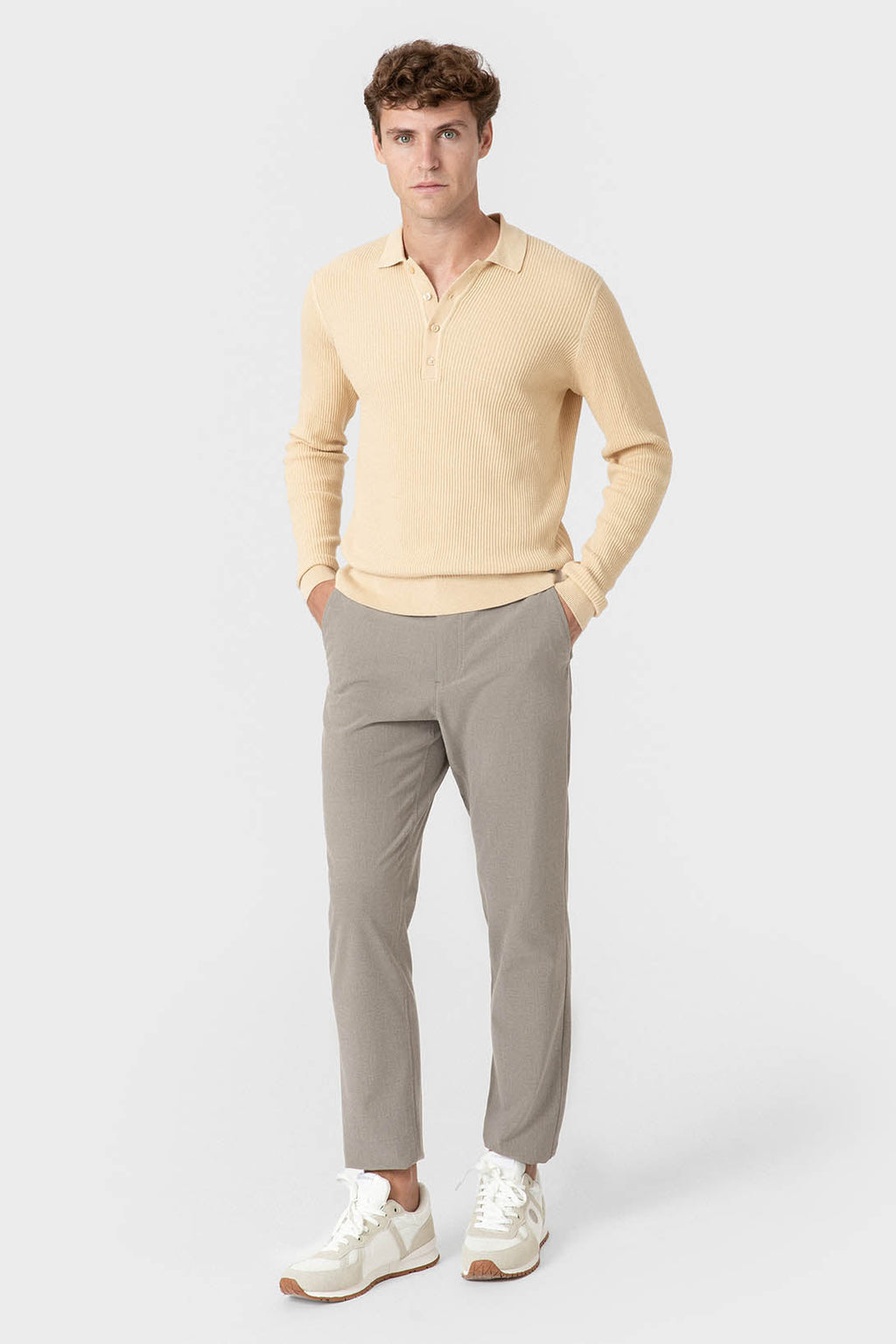 Jersey amarillo de canalé con cuello camisero para hombre