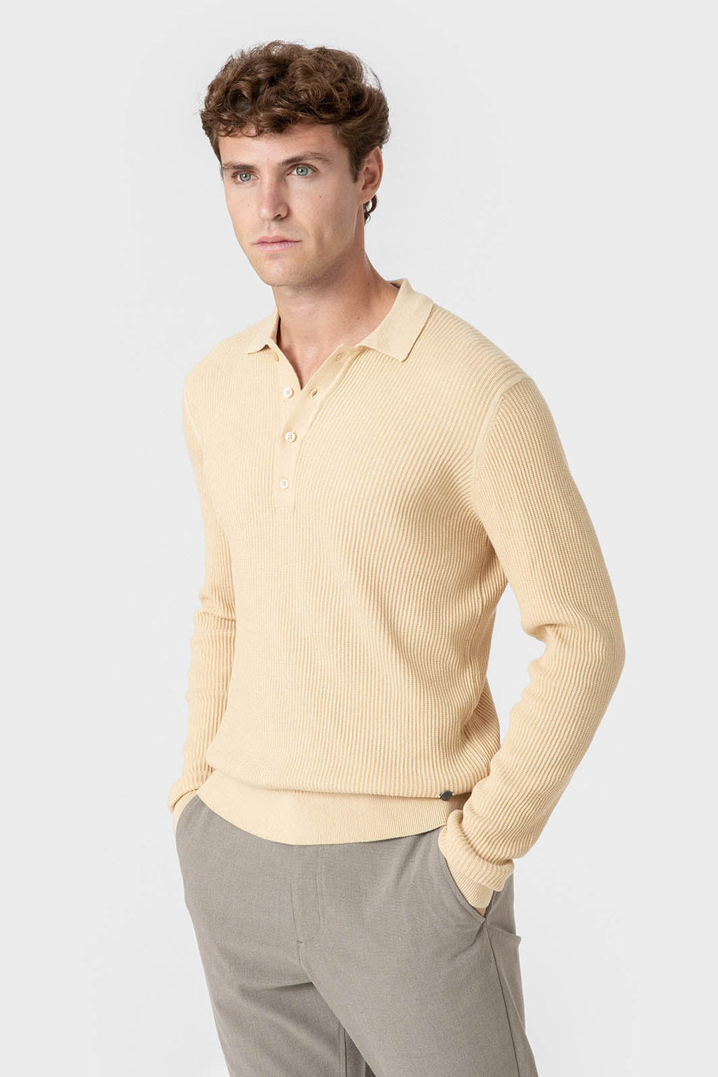Jersey amarillo de canalé con cuello camisero para hombre