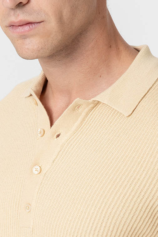 Jersey amarillo de canalé con cuello camisero para hombre