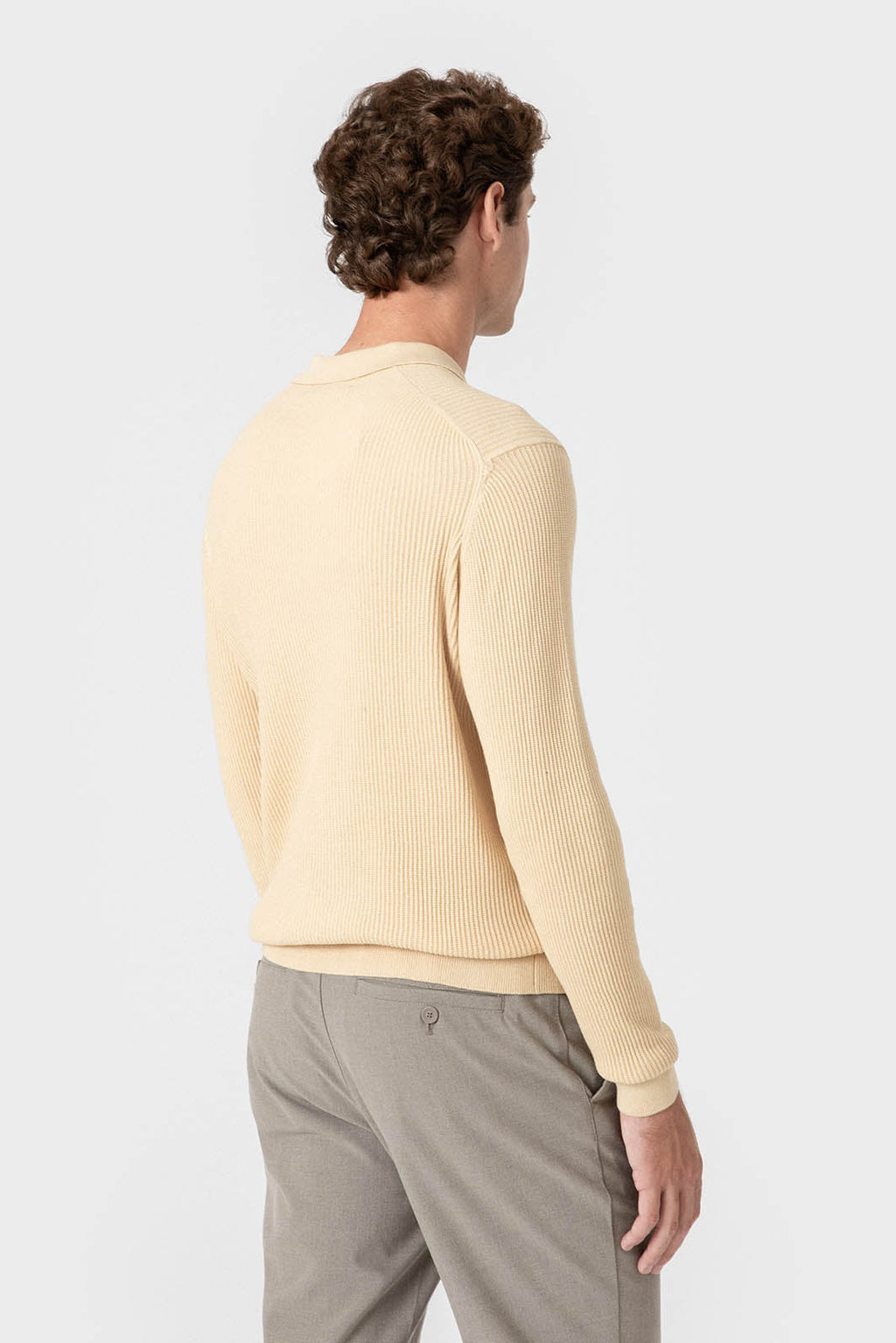 Jersey amarillo de canalé con cuello camisero para hombre