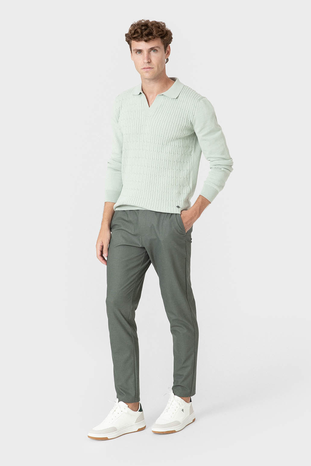 Jersey verde de hombre con cuello polo sin botones