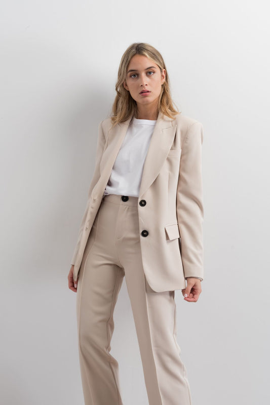 Blazer básica de color beige
