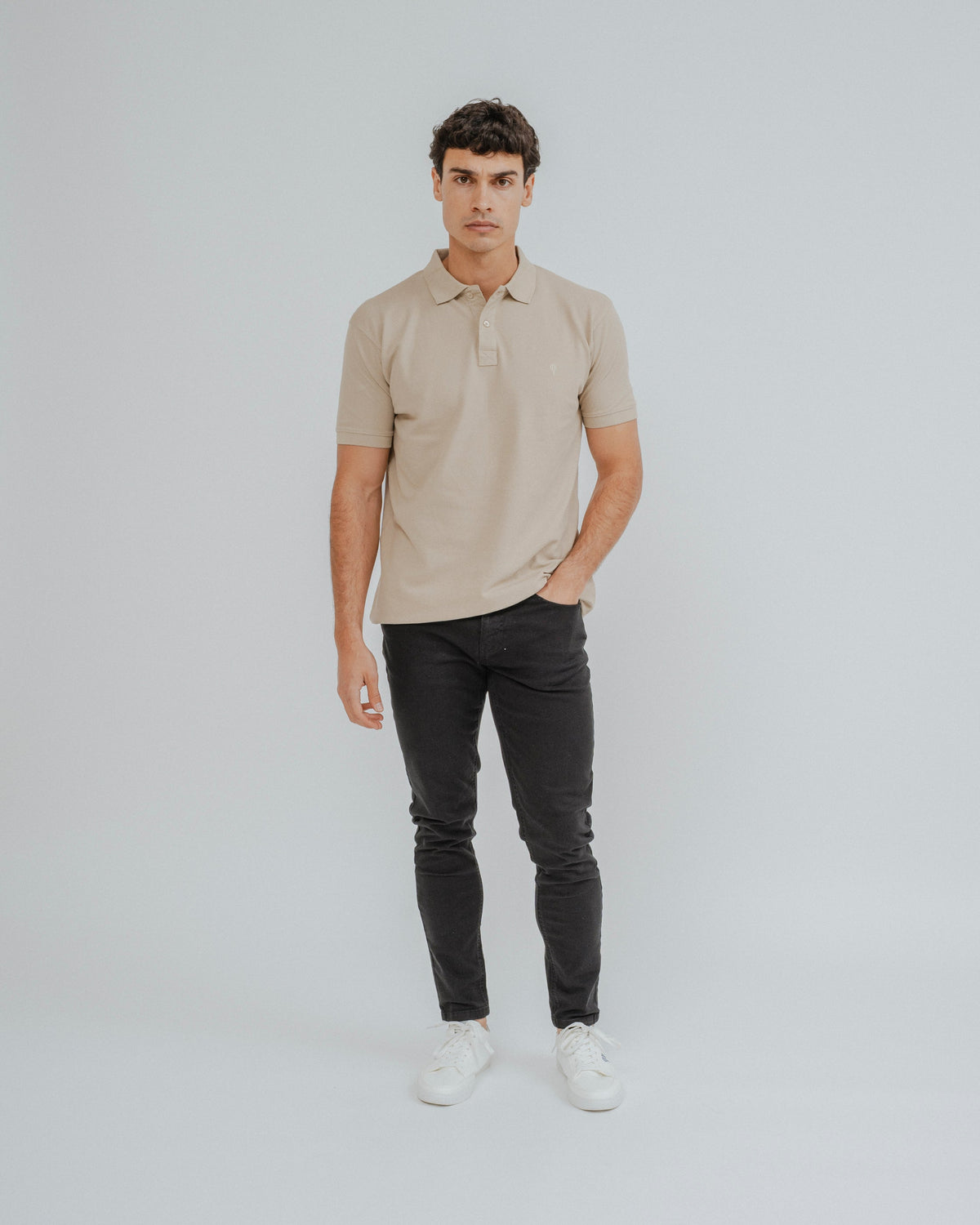 Polo beige de hombre de algodón con logo bordado