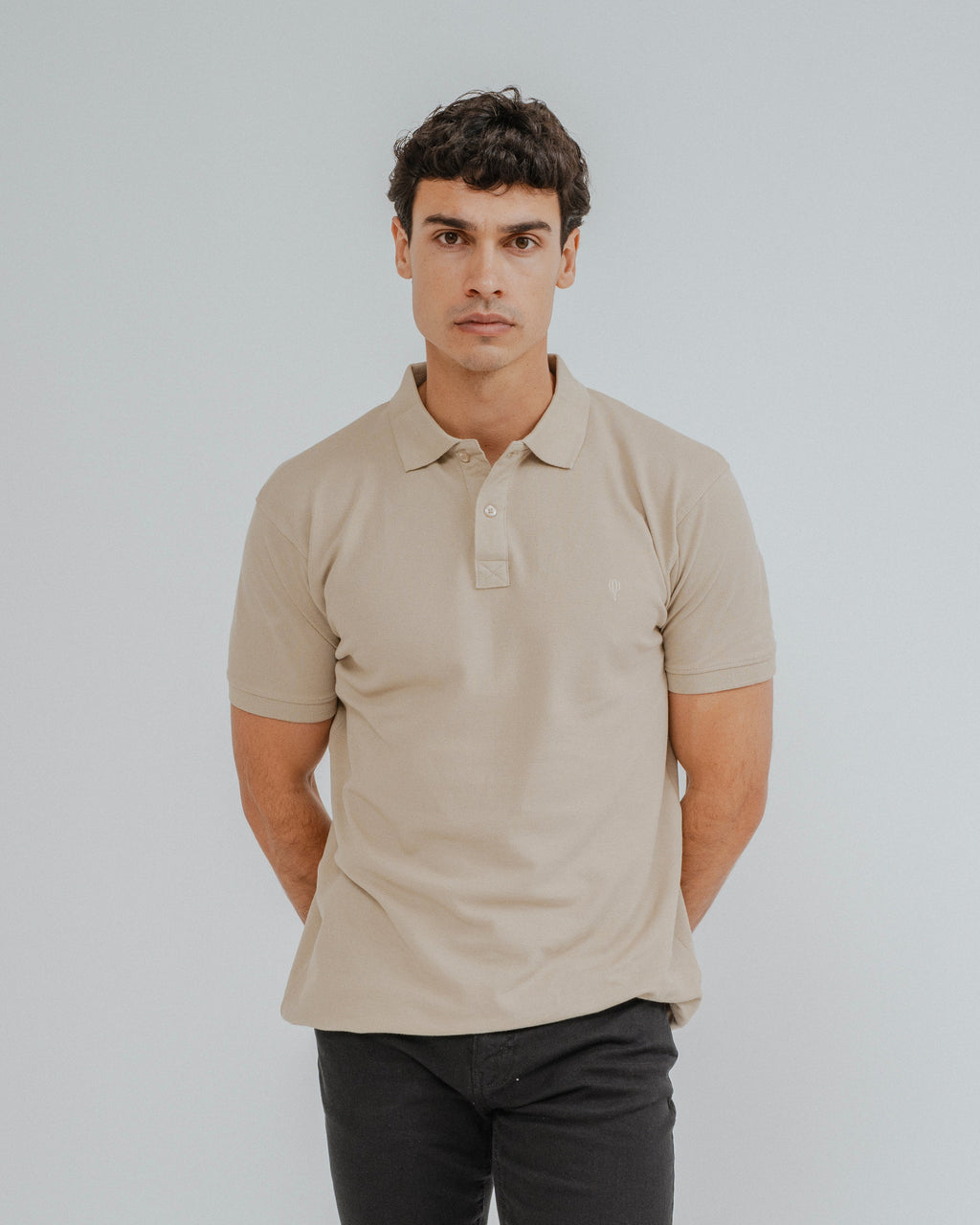 Polo beige de hombre de algodón con logo bordado
