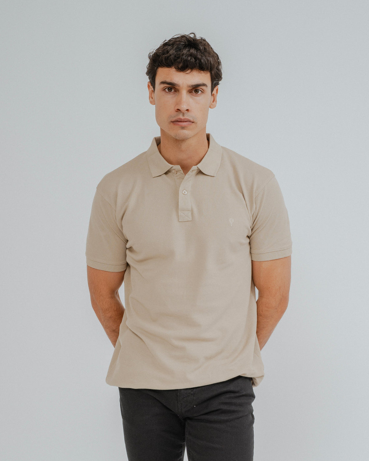 Polo beige de hombre de algodón con logo bordado