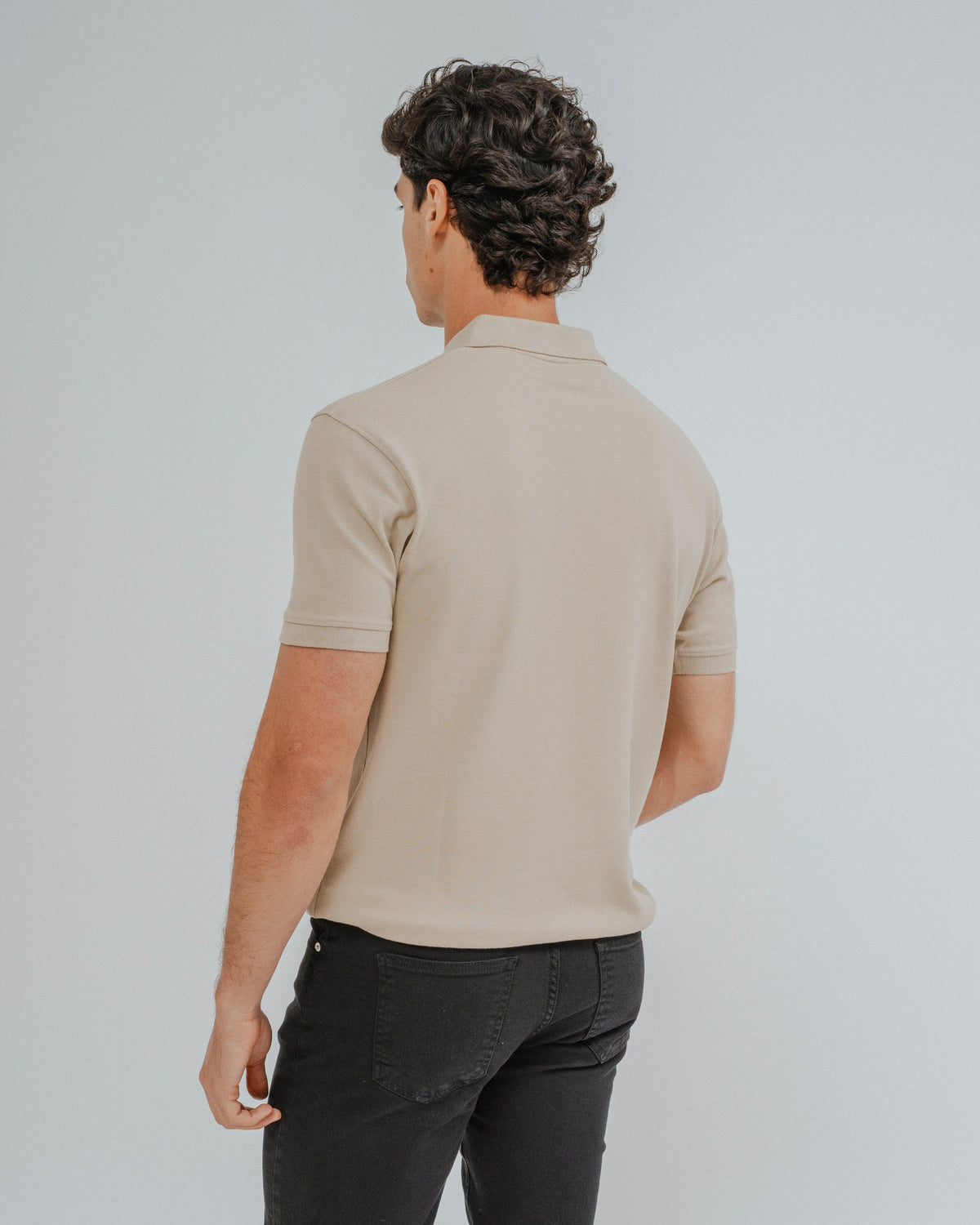 Polo beige de hombre de algodón con logo bordado