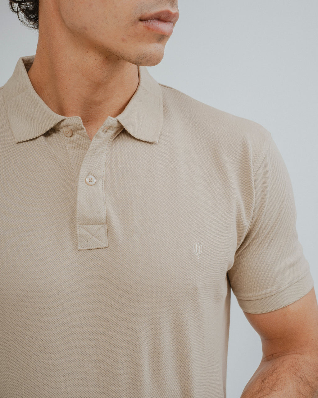 Polo beige de hombre de algodón con logo bordado