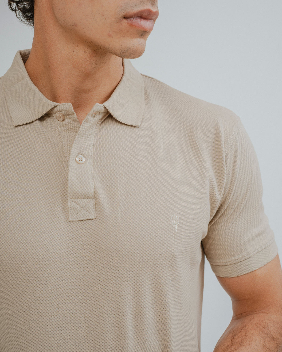 Polo beige de hombre de algodón con logo bordado