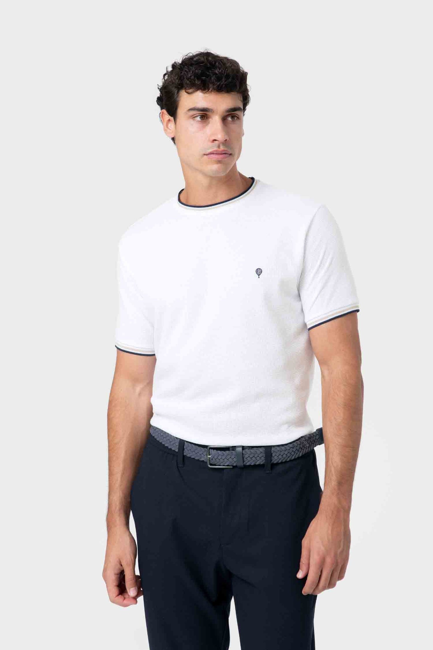 Camiseta blanca de algodón estructurado de diseño español con ribete bicolor Celopman