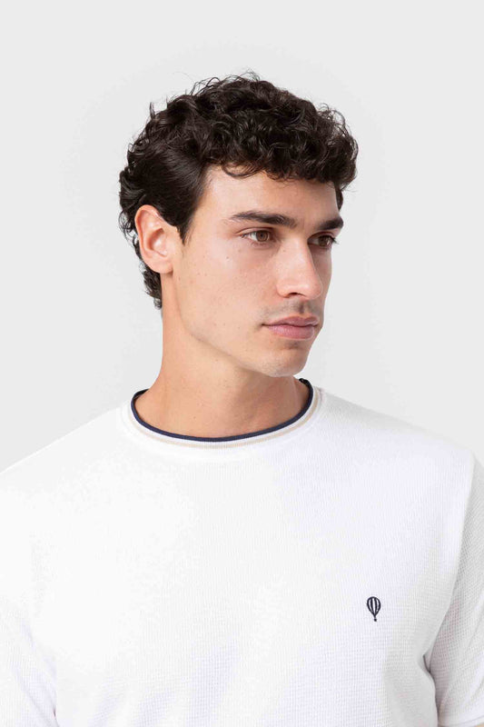 Camiseta blanca de algodón estructurado de diseño español con ribete bicolor Celopman