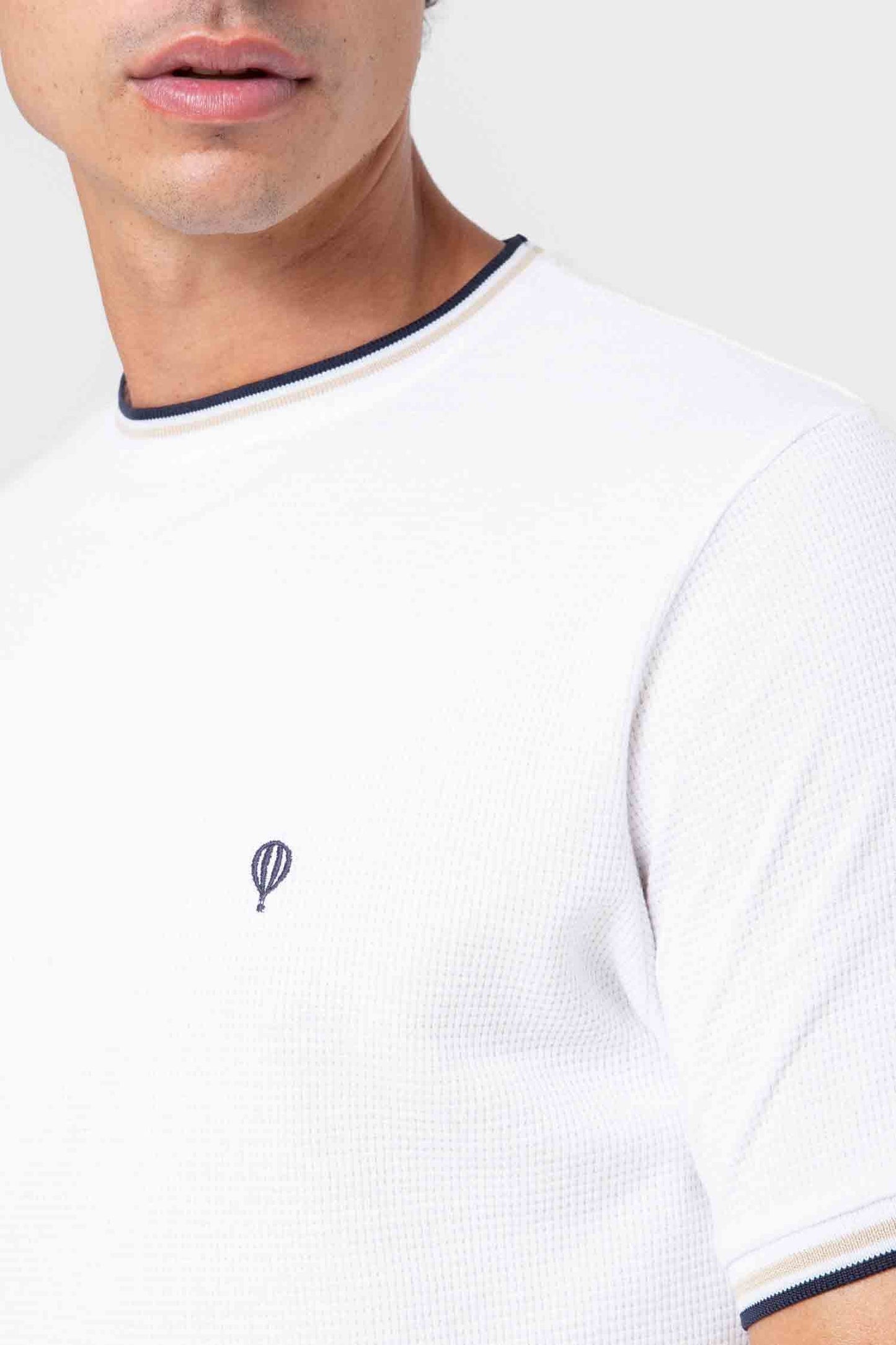Camiseta blanca de algodón estructurado de diseño español con ribete bicolor Celopman