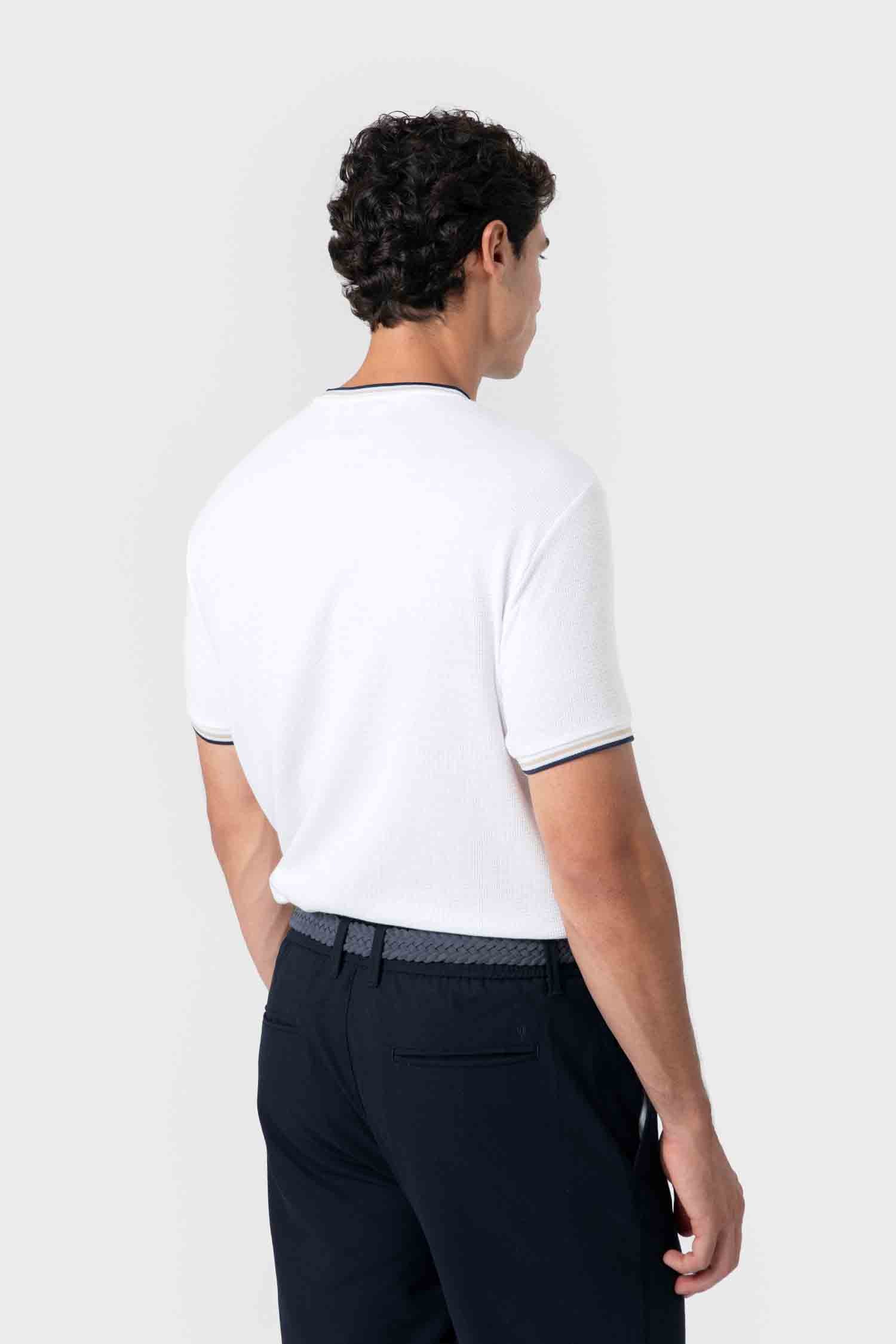Camiseta blanca de algodón estructurado de diseño español con ribete bicolor Celopman