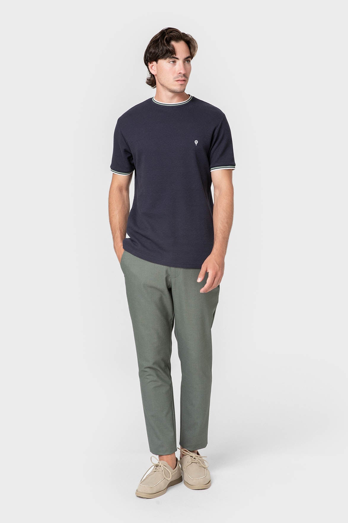 Camiseta azul de hombre de algodón con textura y ribete bicolor