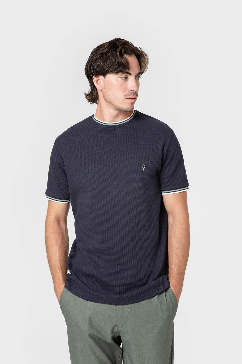 Camiseta azul de hombre de algodón con textura y ribete bicolor
