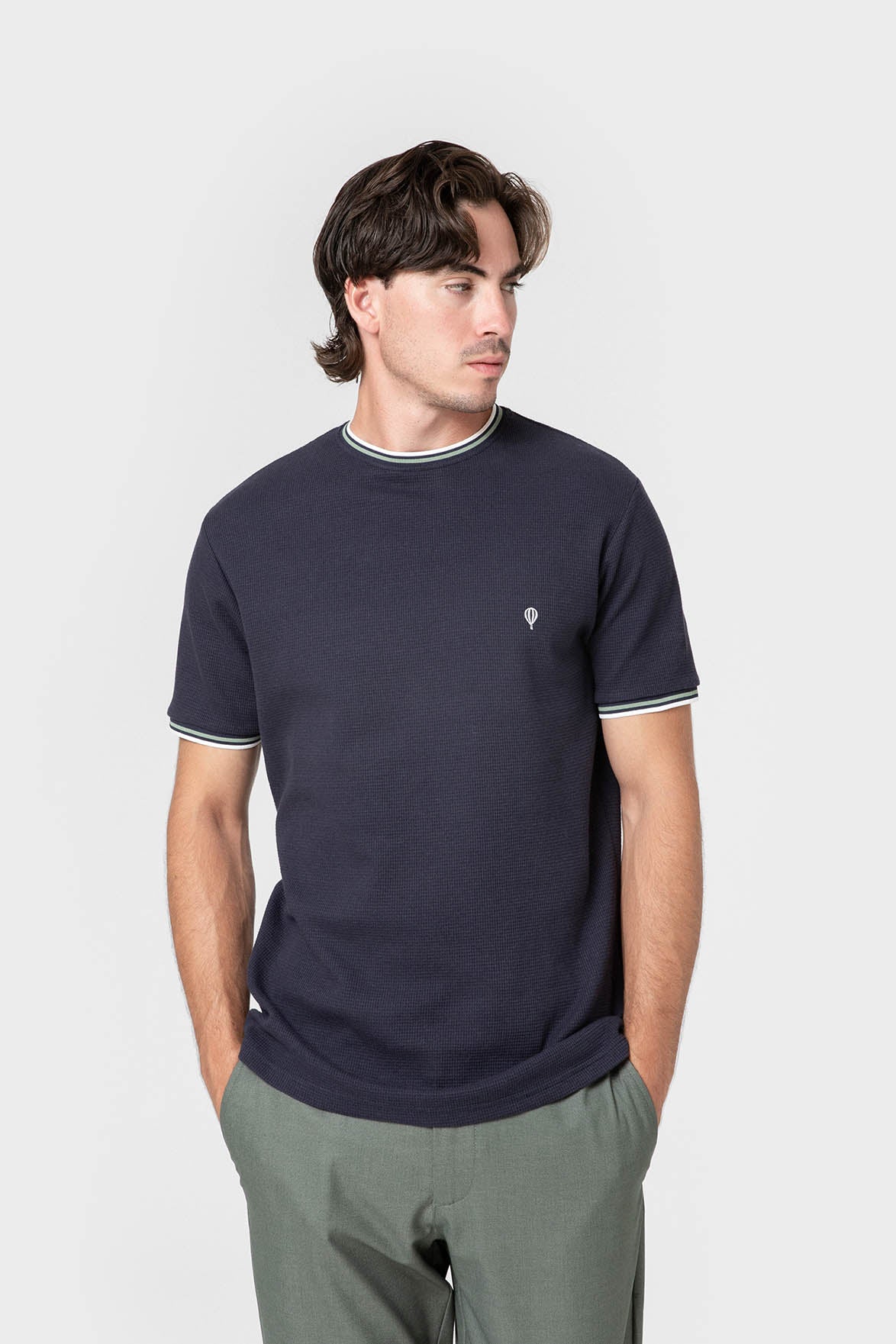 Camiseta azul de hombre de algodón con textura y ribete bicolor