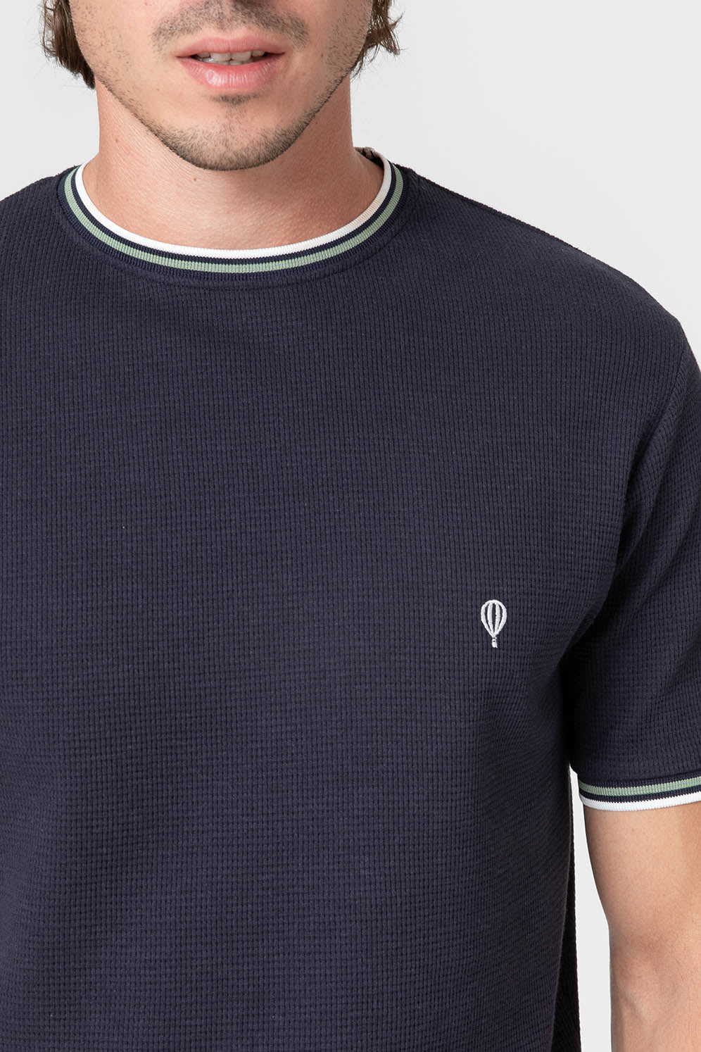 Camiseta azul de hombre de algodón con textura y ribete bicolor