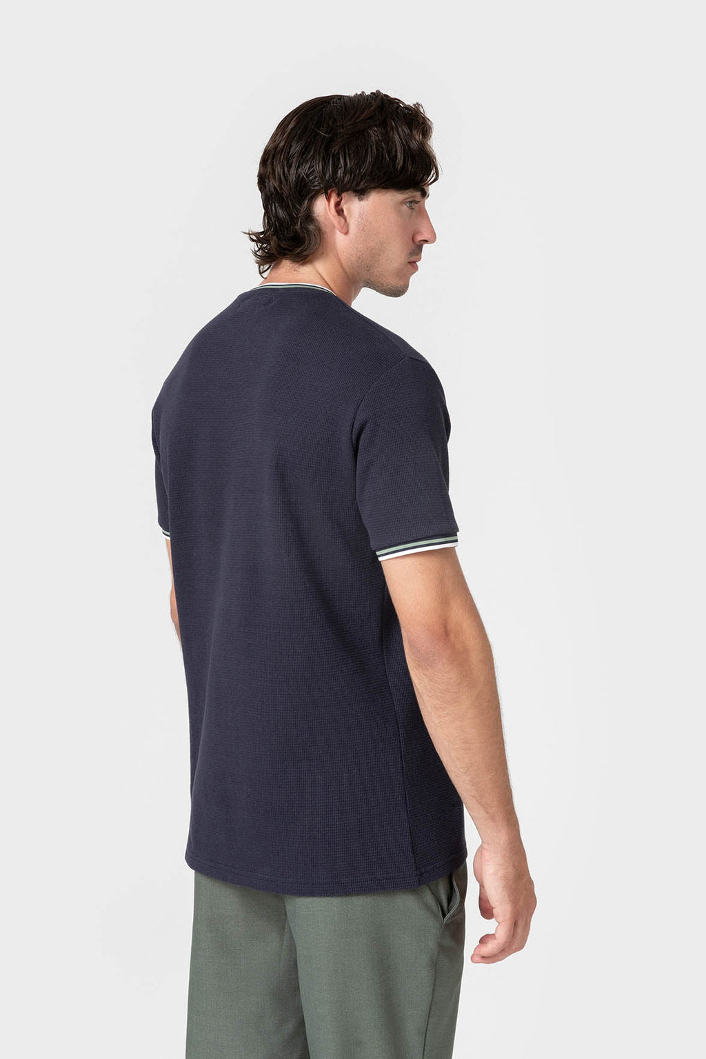 Camiseta azul de hombre de algodón con textura y ribete bicolor