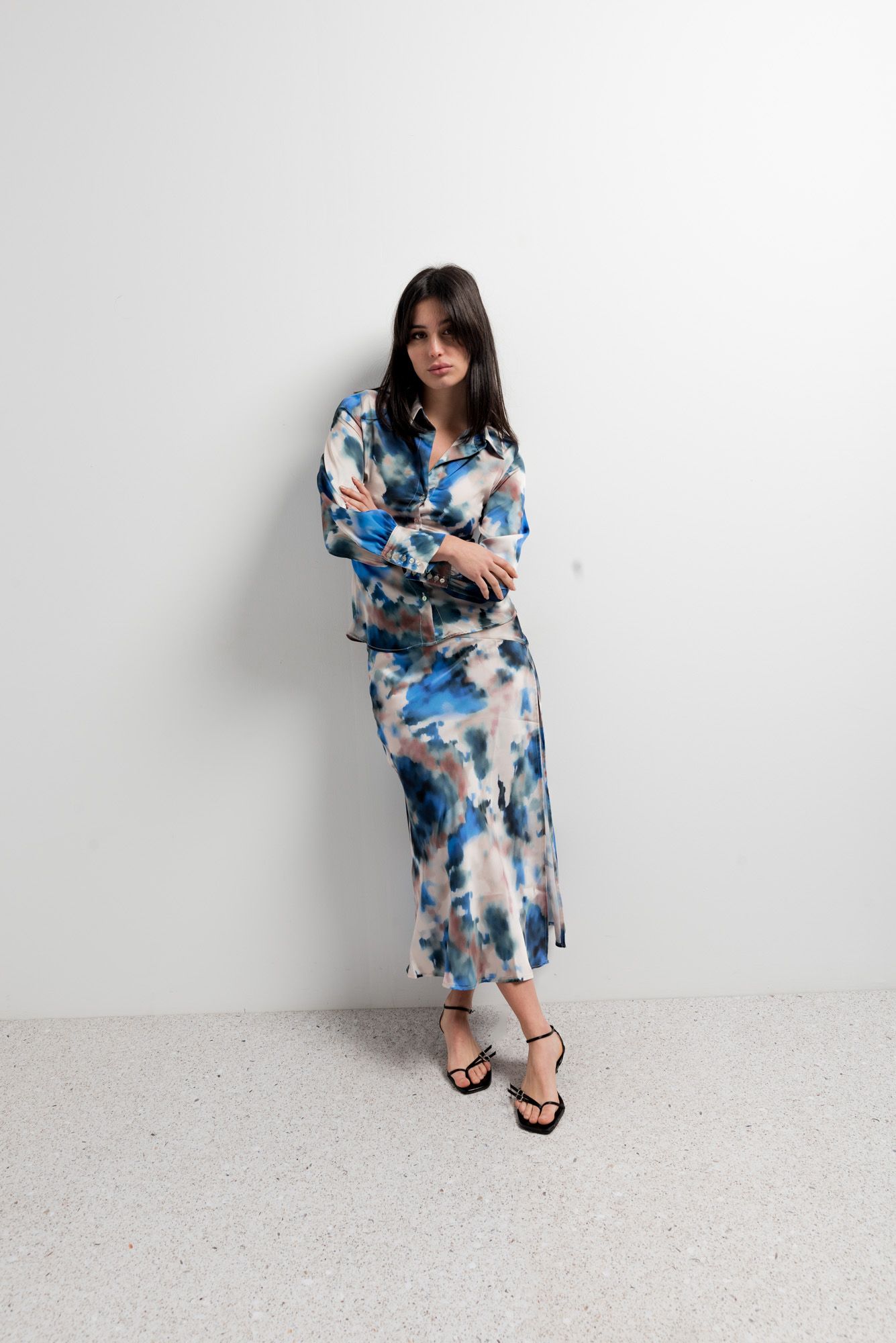 Falda midi con estampado artístico y tejido fluido diseño español