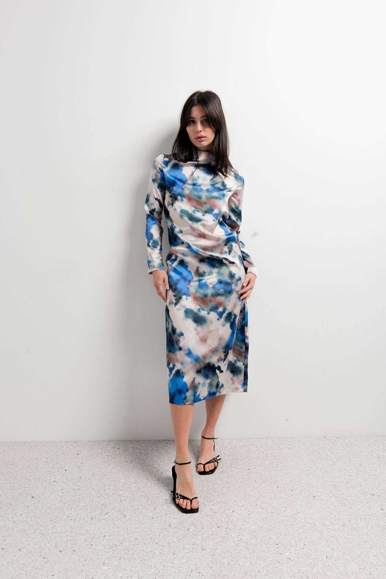 Vestido midi estampado de manga larga con caída fluida diseño español