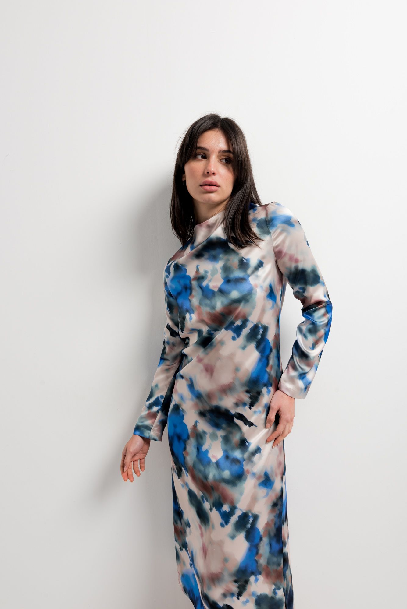 Vestido midi estampado de manga larga con caída fluida diseño español