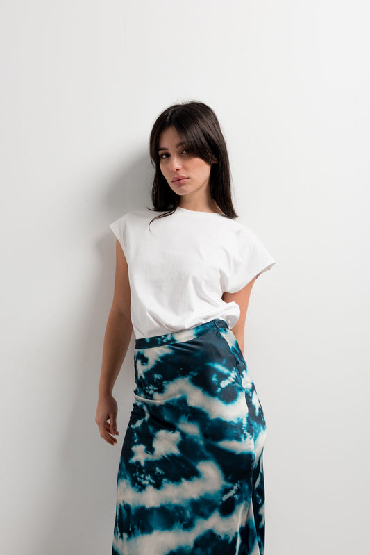 Falda midi satinada con estampado tie-dye abstracto en tonos verdes y azules