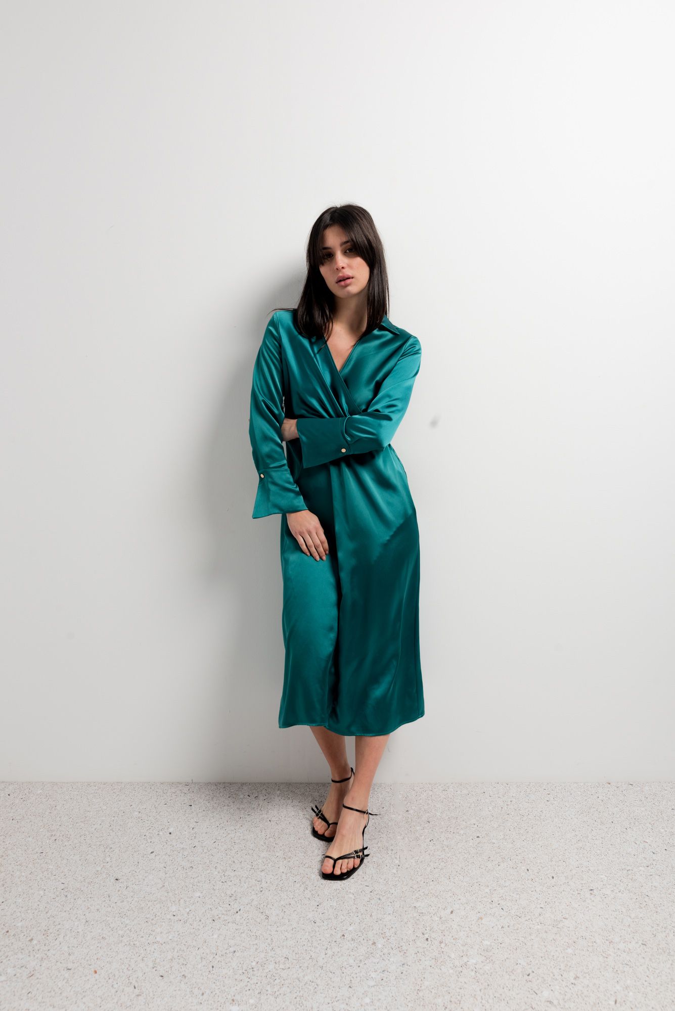 Vestido midi cruzado de color negro liso para mujer diseño español