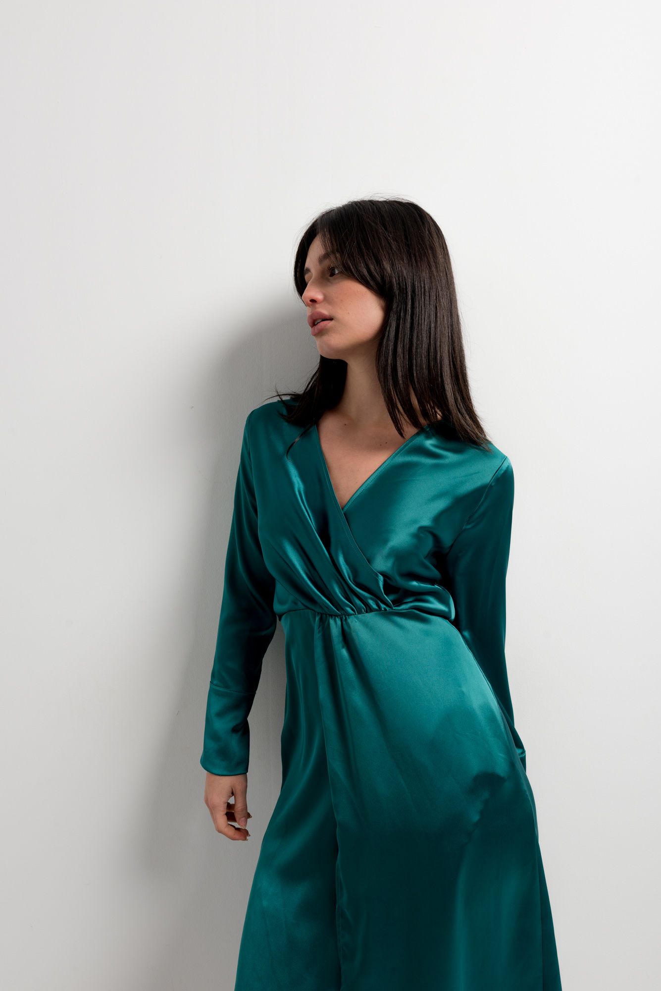 Vestido midi cruzado de color negro liso para mujer diseño español