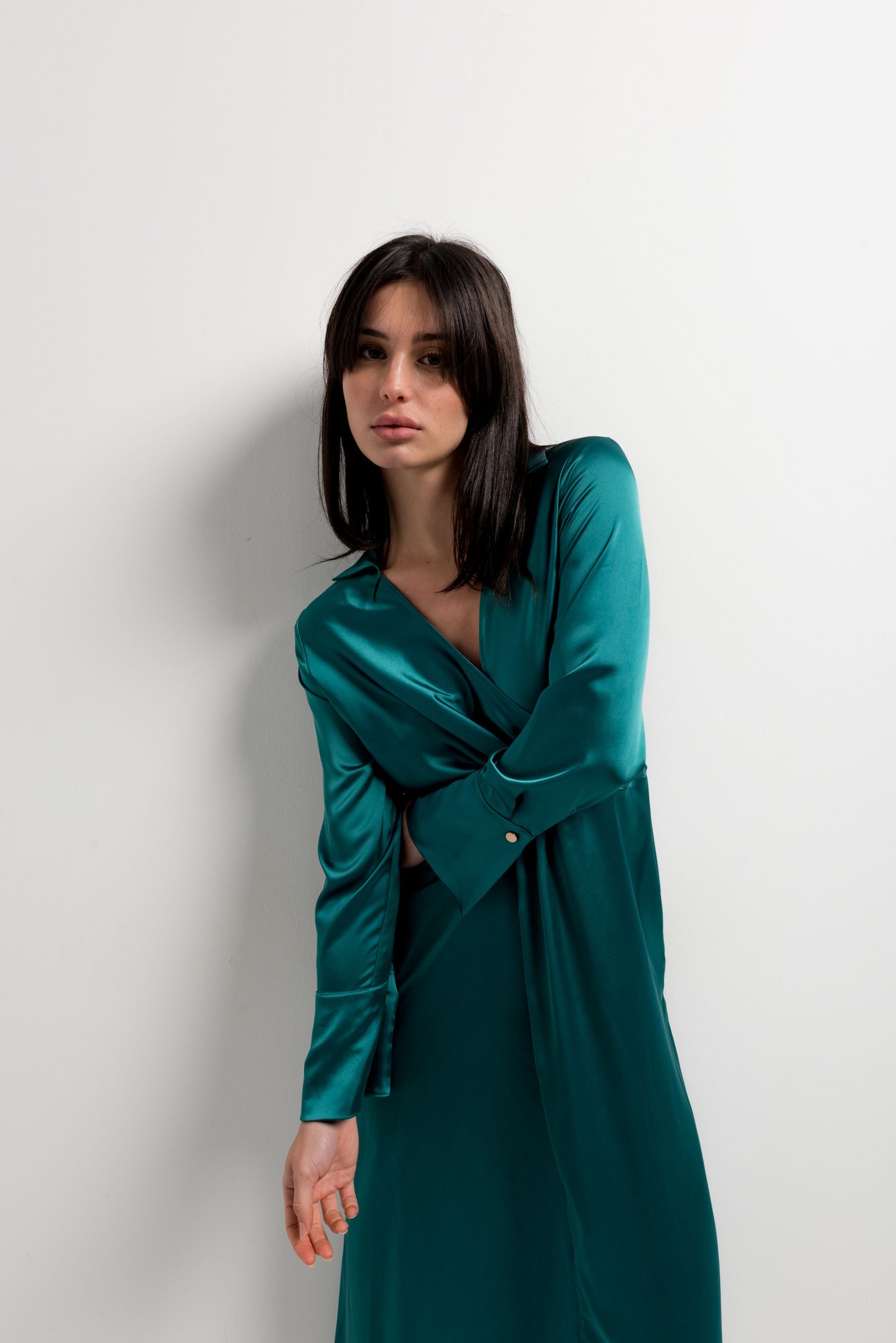 Vestido midi cruzado de color negro liso para mujer diseño español