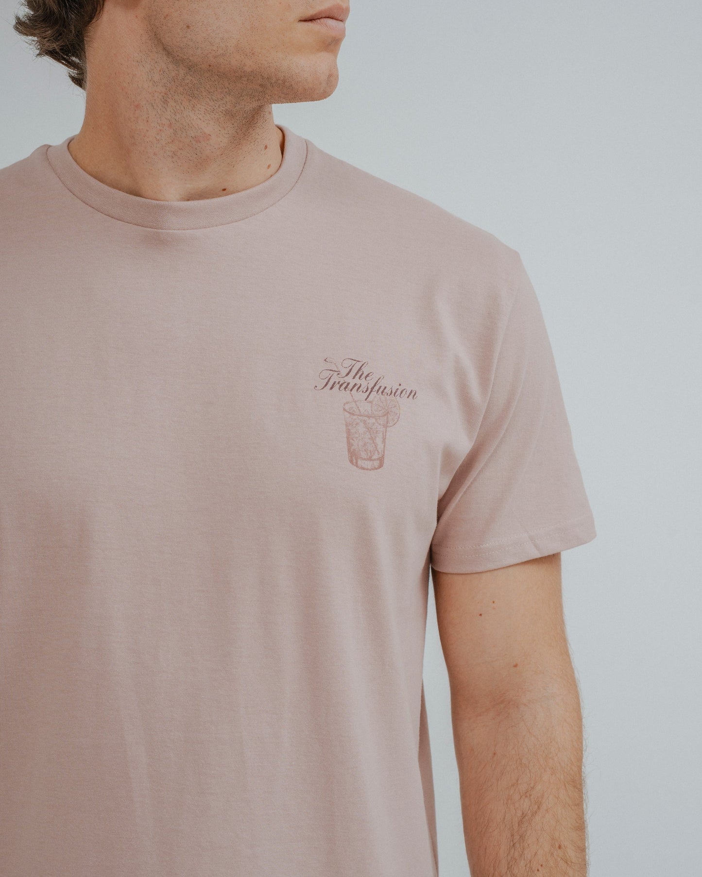 Camiseta rosa nude para hombre con estampado trasero Transfusion Edition