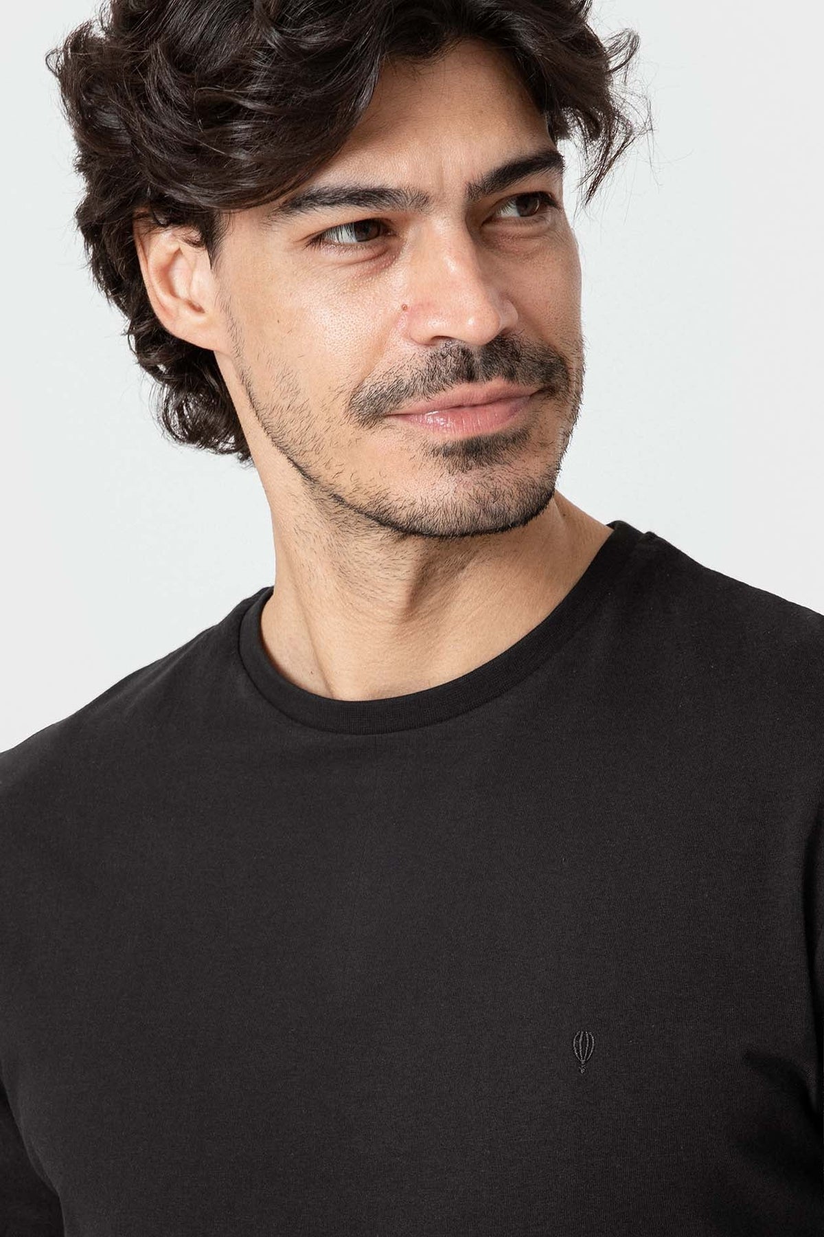 Camiseta negra de algodón de hombre con manga larga y logo