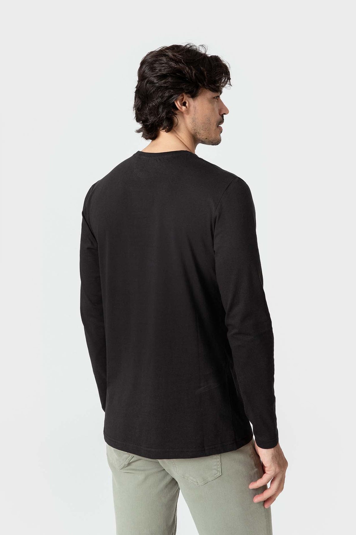 Camiseta negra de algodón de hombre con manga larga y logo