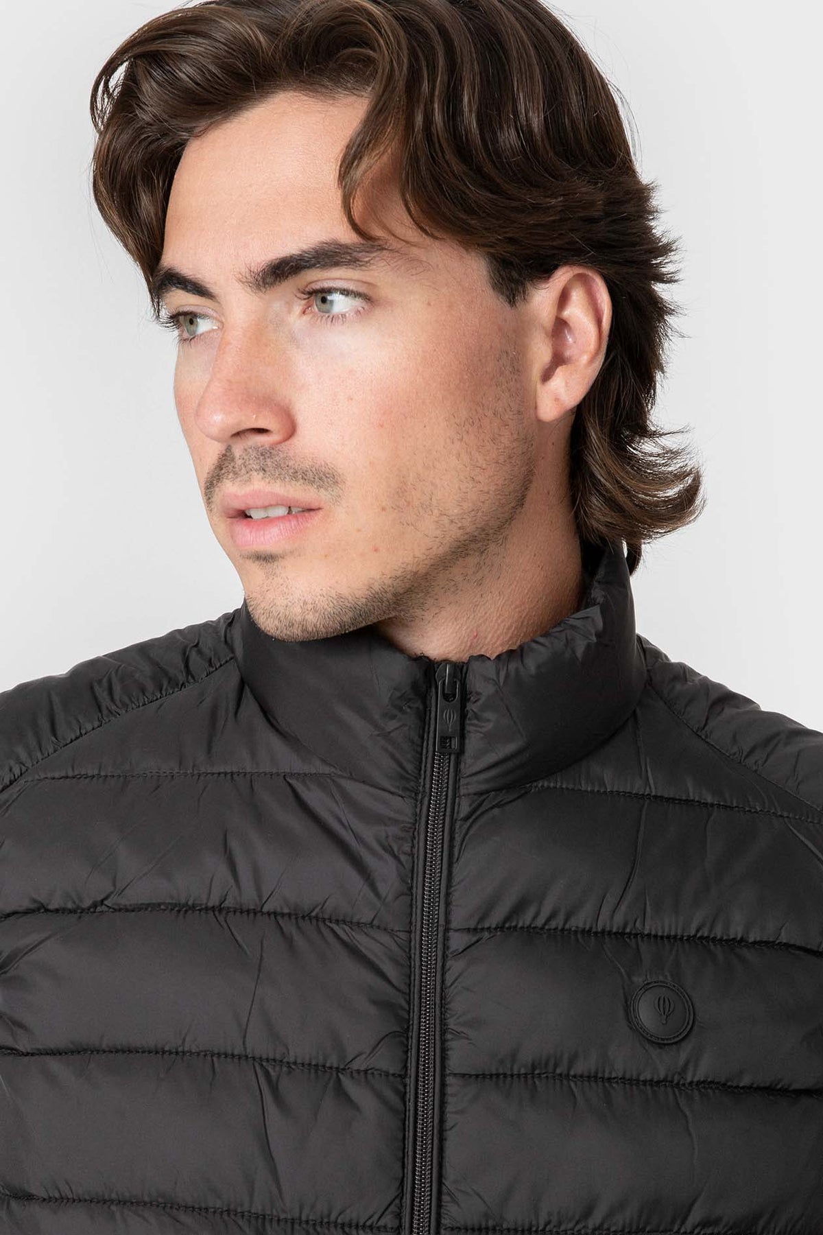 Chaleco Acolchado Negro para Hombre con Cuello Alto